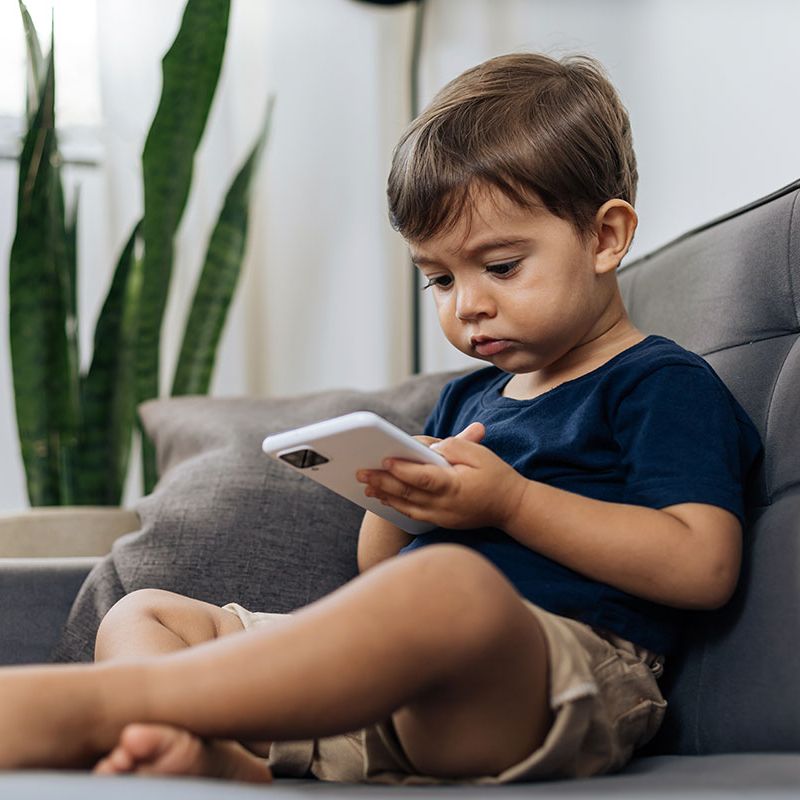 Académicos de la PUCV, advierten el impacto negativo que tiene en el desarrollo motor de los niños, el uso reiterado de pantallas de todo tipo