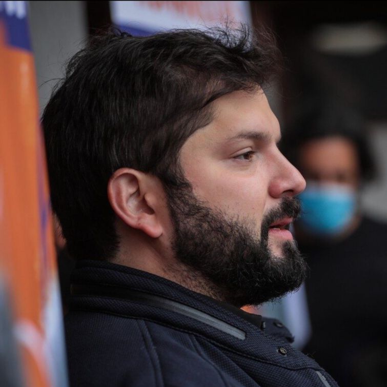 “Algunos se atreven con desparpajo, desde los barrios altos de Santiago, a decir que Chile se cae a pedazos”, responde Boric a críticas opositoras
