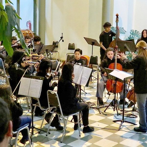 Brillante presentación de la Orquesta Sinfónica Estudiantil de Linares con motivo de la celebración del aniversario 282 de la Fundación de Curicó