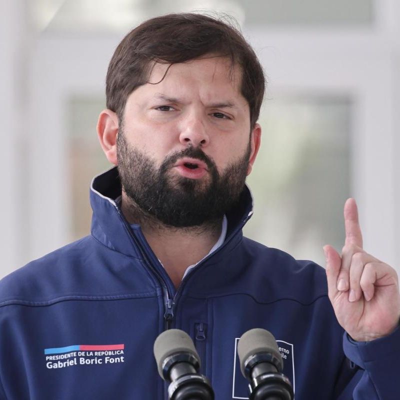 “Discutir y conversar de las propuestas de políticas públicas no es cobarde, es democrático”, responde Boric a críticas de Kast