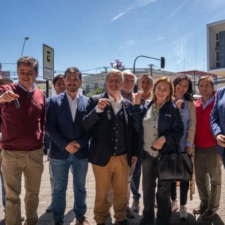 GORE del Maule entrega cuatro camionetas a comuna de Curicó y dos camiones tres cuartos a Sagrada Familia, para fortalecer el trabajo municipal