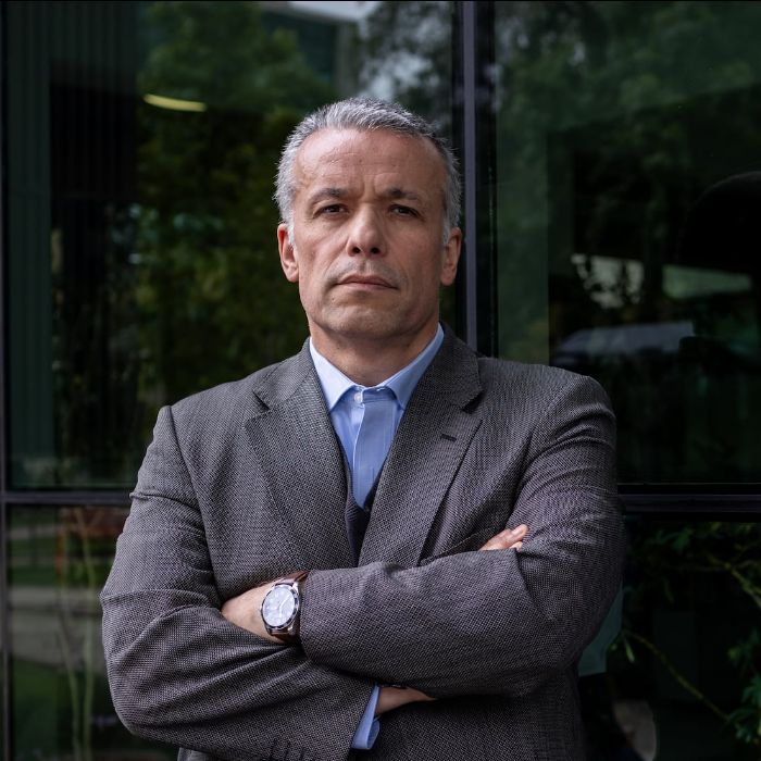 “Los dos son peligrosos”, califica Oscar Landerretche, los proyectos políticos de Jara y Kast, anunciando que votará nulo en las elecciones