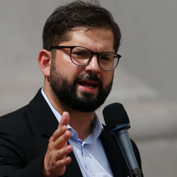 “Póngase a trabajar y no se meta en la campaña“, responde Kast a emplazamiento de Boric, por polémica columna “Parásitos”, de su asesor