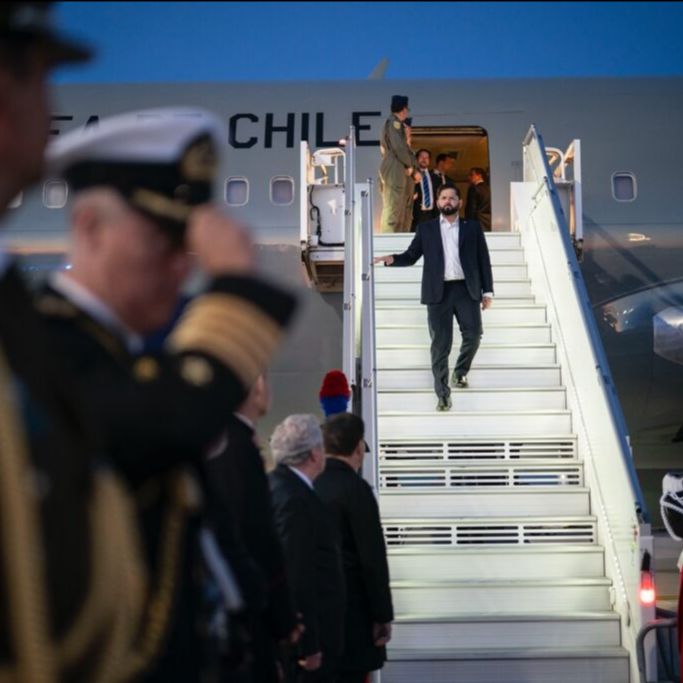 Presidente Boric viaja en visita oficial al Vaticano a reunirse con el Papa. Luego realizará gira de trabajo en Italia. Georgia Meloni no lo recibirá
