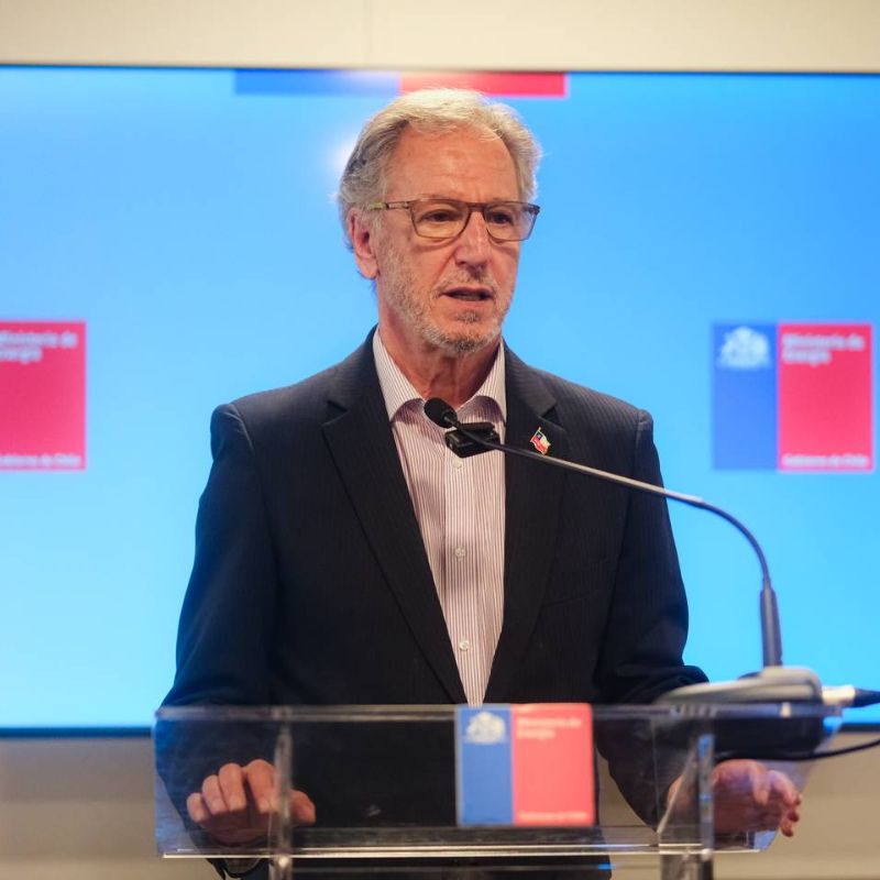 “Transelec devolverá USD 135 millones a partir de enero, que se cobraron demás en las cuentas de la luz”, confirmó biministro García