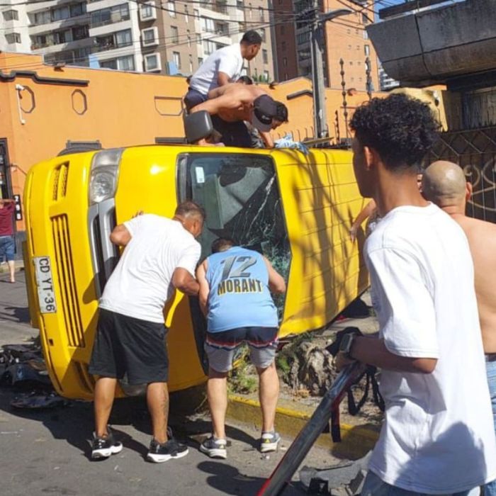 Un menor fallecido y varios heridos, dejó violento choque en Recoleta, entre un furgón escolar y un vehículo donde escapaban delincuentes