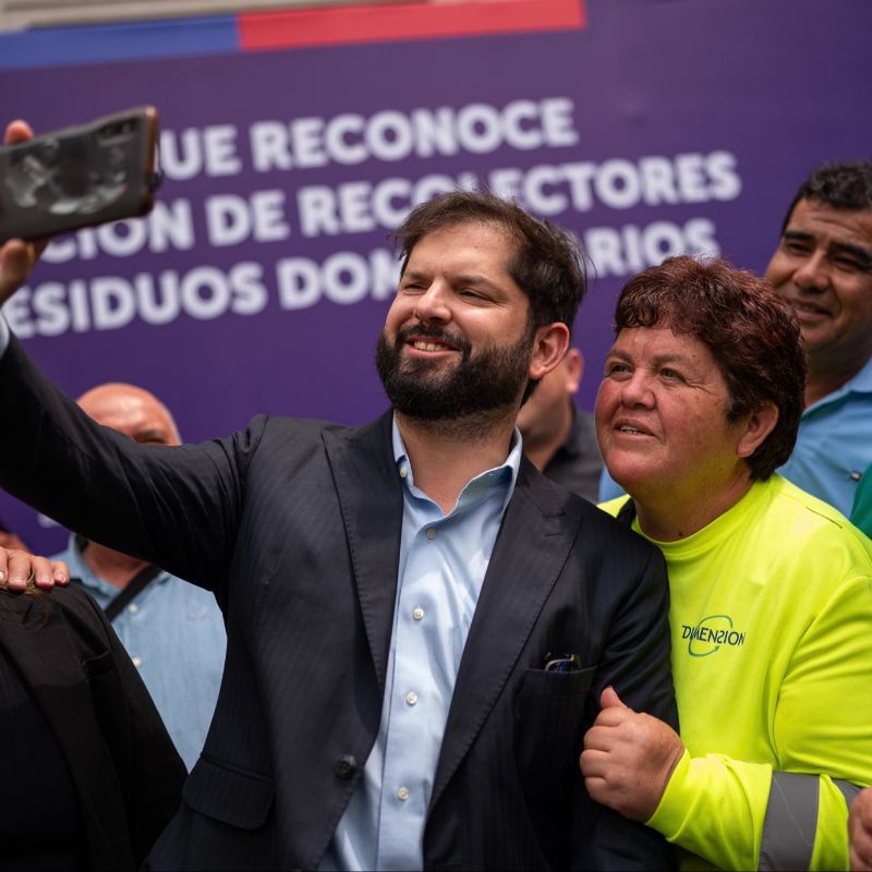 “Una cuestión de dignidad”, afirma Presidente Boric, tras promulgar Ley que reconoce a recolectores de basura