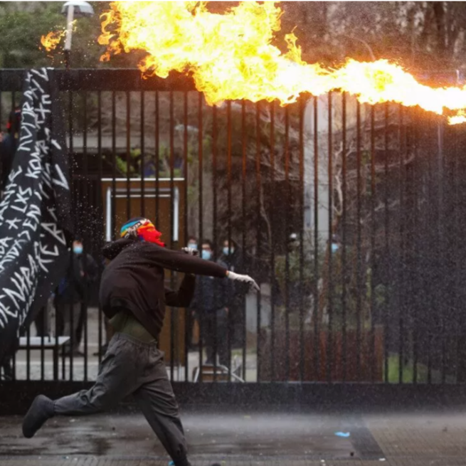 ¡Terror en el INBA!. Encapuchados lanzan bombas Molotov al interior del colegio, golpean a una profesora y destrozan camioneta del rector