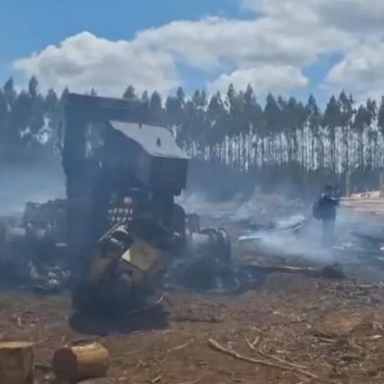 Cuarto ataque incendiario en La Araucanía: Queman maquinarias y hallan evidencia en Cunco
