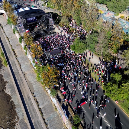 Desmontando la desinformación: Foto viral atribuida a Kaiser corresponde en realidad a acto de Jeannette Jara