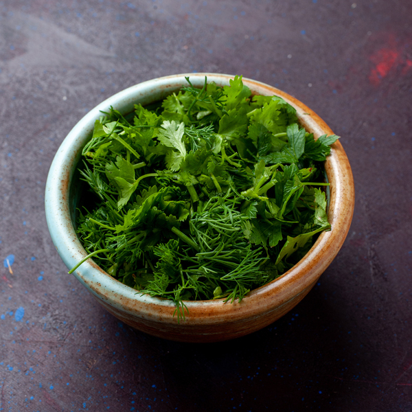 Cocinar con albahaca, cilantro y ciboulette frescos: la tendencia que crece en la cocina chilena